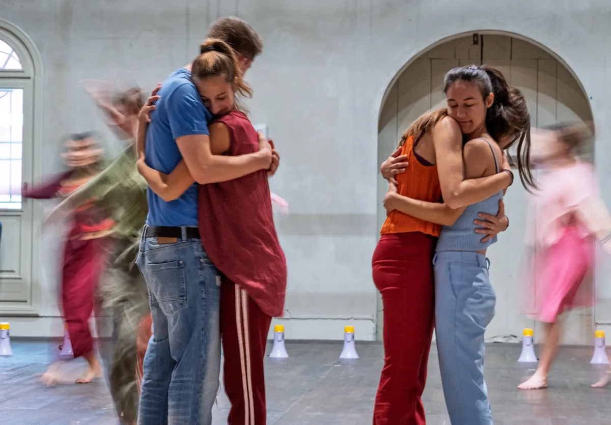 Attrici e attori della Campus Company sul palco del Teatro Civico
